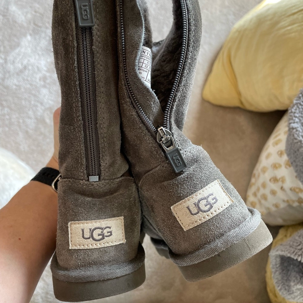 Girls size 1 ugg boots